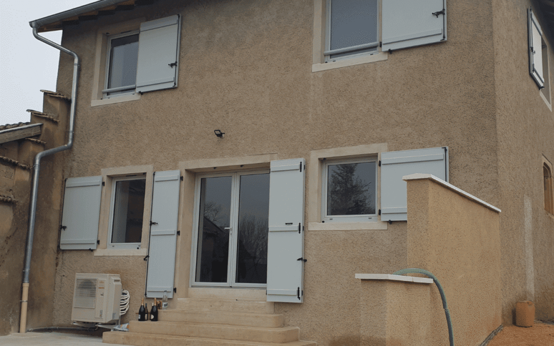 La Chapelle de Guinchay : Maison en pierre et pisé