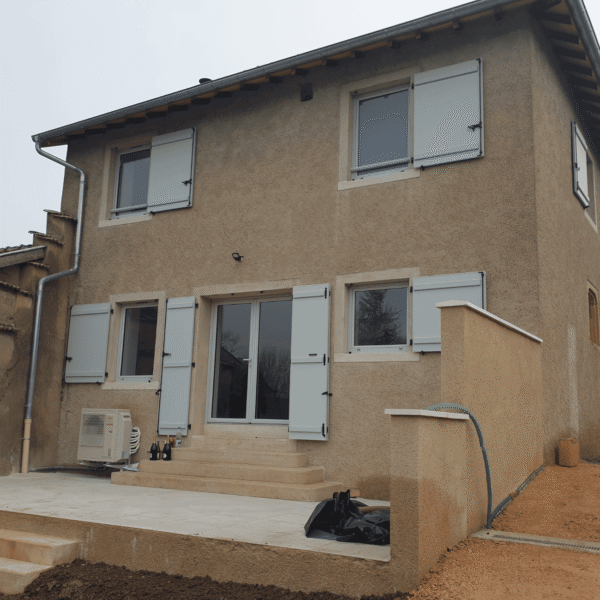 La Chapelle de Guinchay : Maison en pierre et pisé