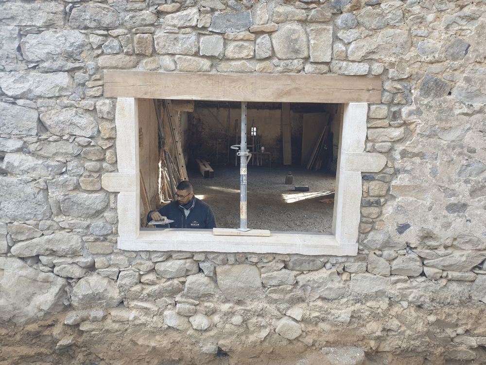 ouverture façade pierre fenetre