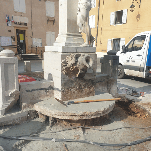 statue taille de pierre - socle