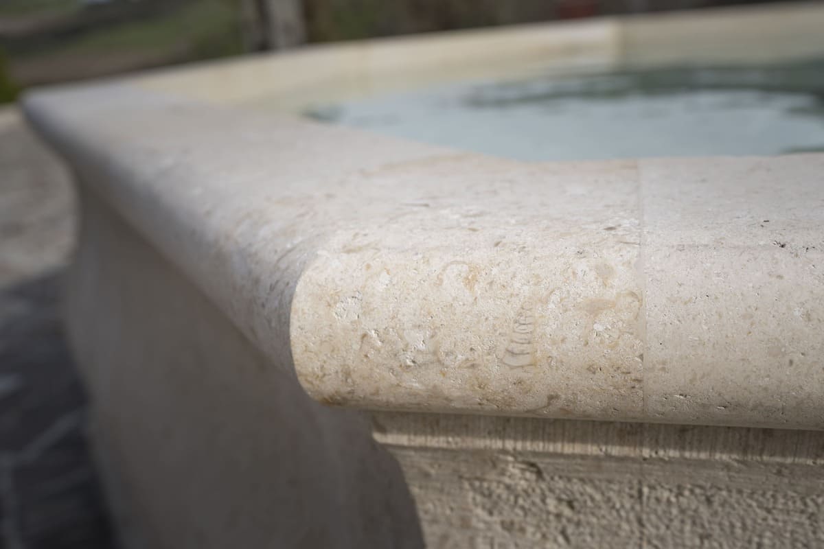 taille de pierre - fontaine bord